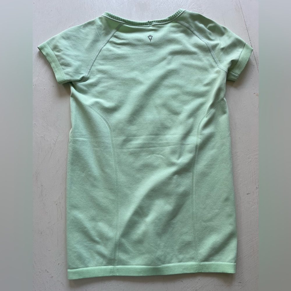 IVIVVA BY LULULEMON short sleeve tee girls size 12